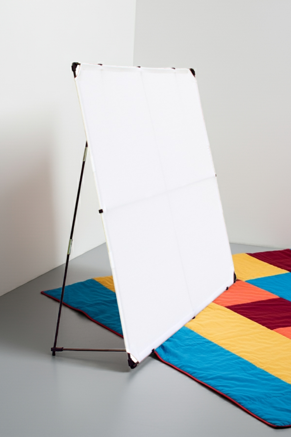 Design wall on colorful rug