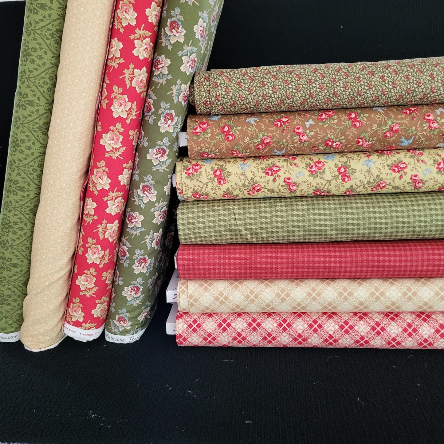 Golden Era Green Wavy Daisy – fabric – colorful textile design